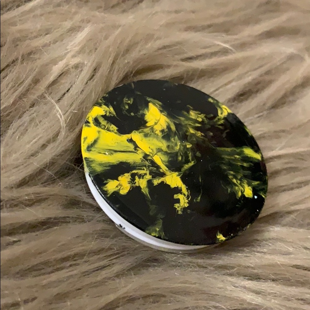 Black and yellow pop socket